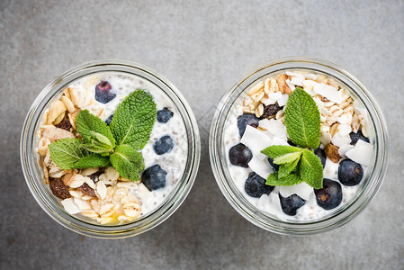 蓝莓燕麦和椰子分层罐早餐图片