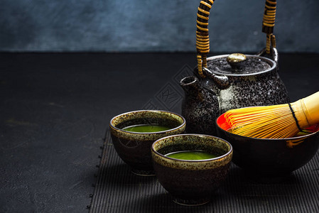 用于绿茶放松茶的传统陶瓷套装图片