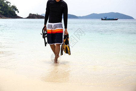 男子在度假时从热带岛屿的海中出来图片