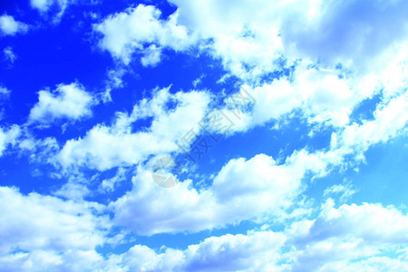 在蓝天背景的美丽的白云夏日天空上的白云图片