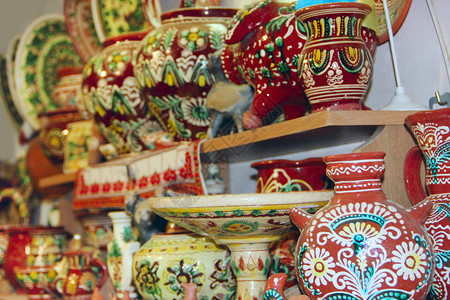 商店货架上有多种陶瓷产品可供选择出售陶器陶瓷制品出图片