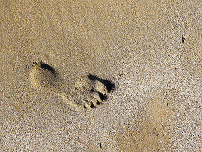 沙滩上的脚印一个人图片