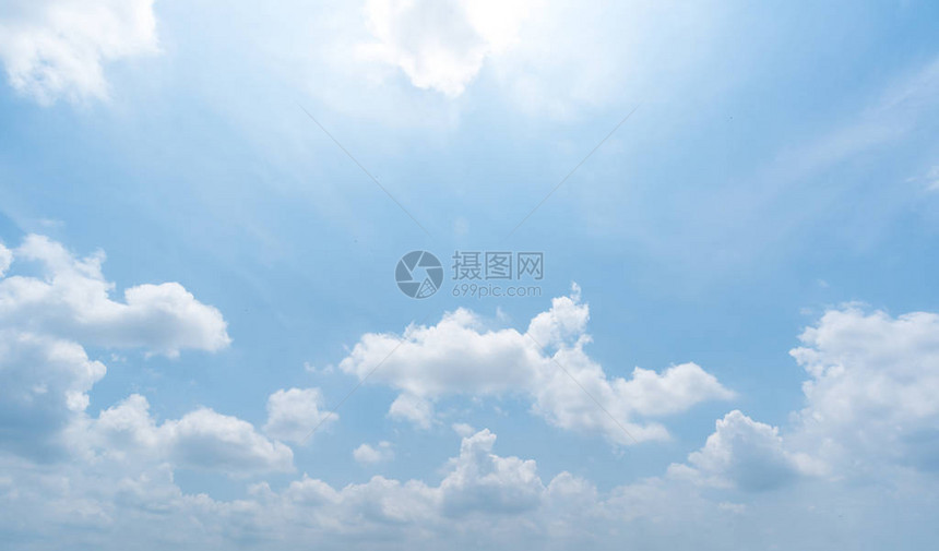 清澈的蓝天背景背景的云彩图片