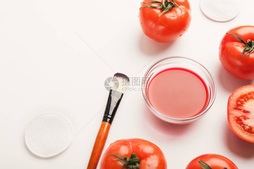 用于自然美容护理的番茄面膜一罐多汁的糊状物红色新鲜蔬菜白色背景上的涂抹刷自制化妆品和水疗概图片