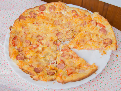 美味的自制比萨饼配奶酪香肠和西红柿图片