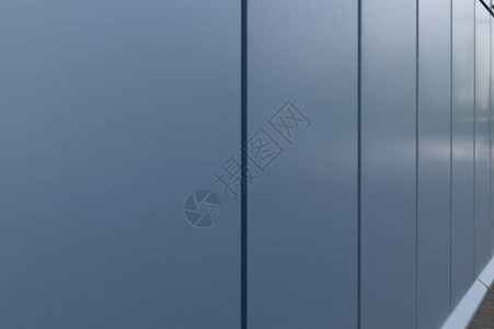 建筑物外立面的板是蓝色的灰色图片