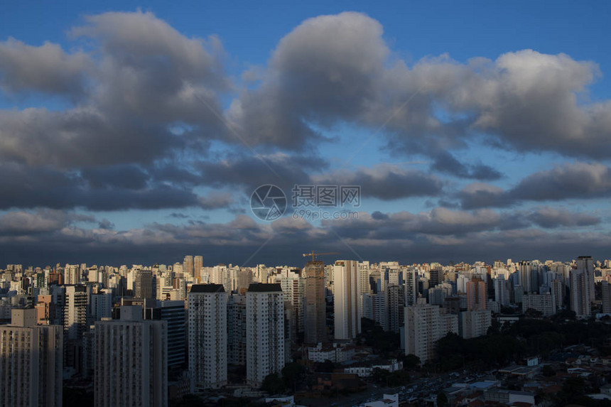 圣保罗市的空中观察大城市的图片