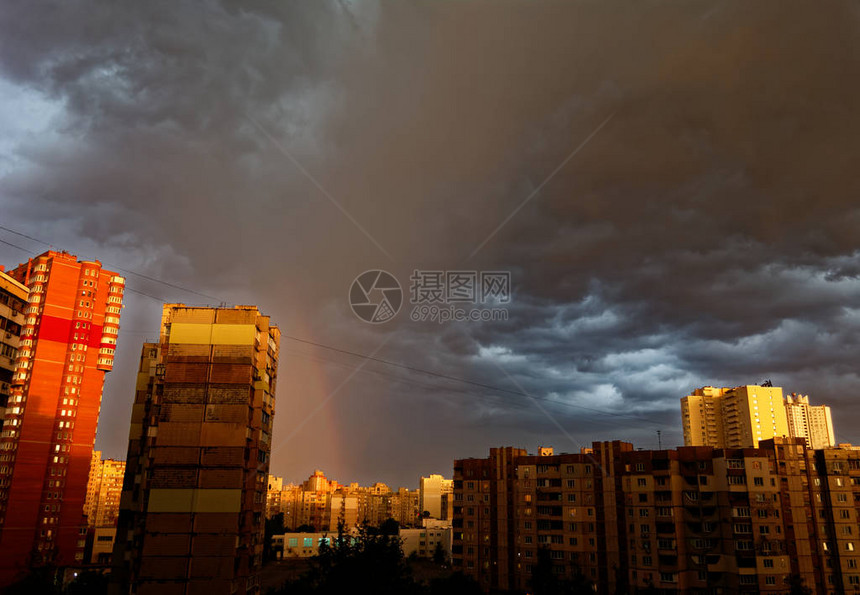 雷暴前乌云的背景图片