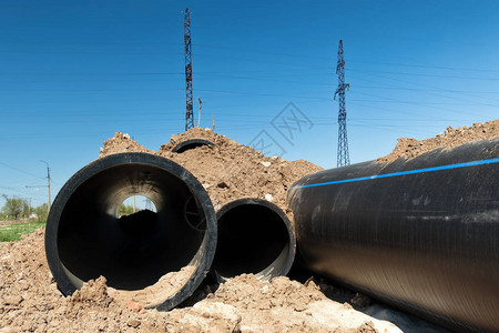 用聚合材料制成的厚壁管道更换炼油厂钢管的安装工程图片