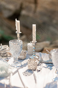 桌子上的眼镜节日餐桌布置婚礼装饰美术风格的餐桌布置餐桌装饰餐饮婚礼图片