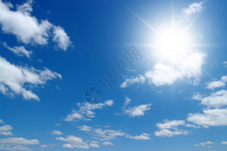 在蓝天背景的太阳图片