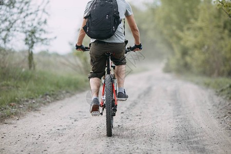 在农村公路上骑自行车的男人图片