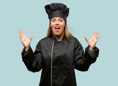 年轻厨师女人高兴和惊讶的欢呼表达哇的姿态图片