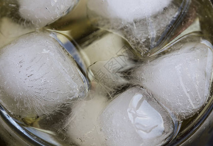 冰块特写在苏打水或液体饮料中新鲜饮料加图片
