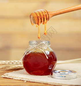 蜂蜜和蜂蜜梳子用木棍图片