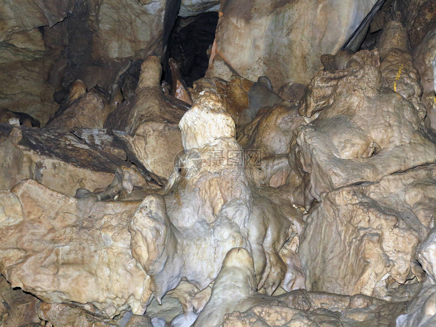 钟乳石洞穴中奇异的矿物构造图片