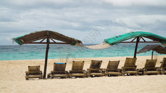 海滩有躺椅日光浴床遮阳伞海滩大海沙滩波浪海景洋和美丽的海滩天堂图片