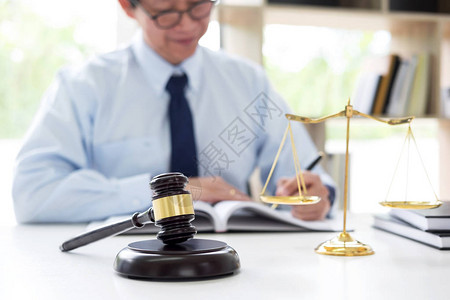 法官用正义的天平图片
