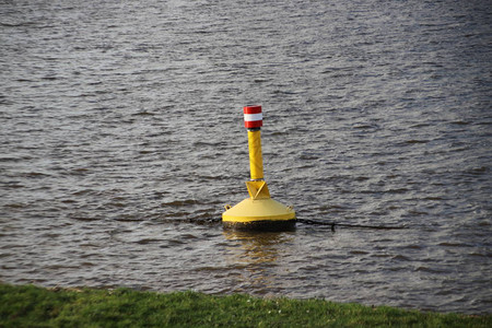 名为Algerakering的水障处的黄色浮标因水位高而关闭图片