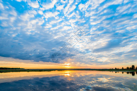 美丽的乌云笼罩在光辉的湖上黎图片