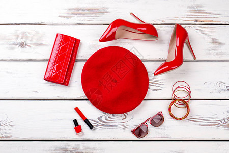 风格化的平躺女士红色贝雷帽高跟鞋钱包和配饰图片