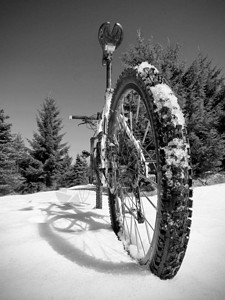 冬季雪山的赛车骑着大轮胎山图片