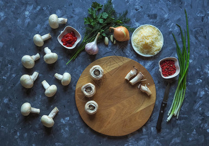 准备蘑菇桌子上的蔬菜用蘑菇烹饪图片