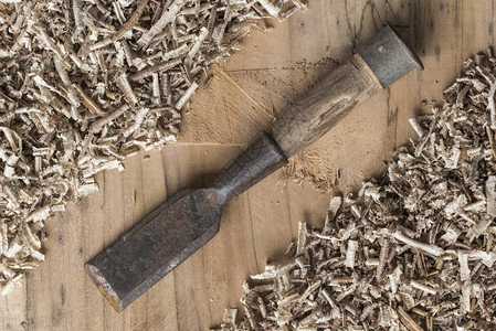 木桌上的木匠工具与锯末木匠工图片