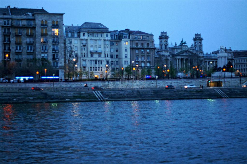 河流沿岸的夜景图片