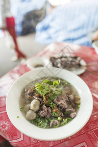 背景上的传统越南牛肉汤河粉图片
