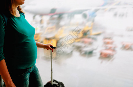 孕妇在机场等待旅行旅行概图片