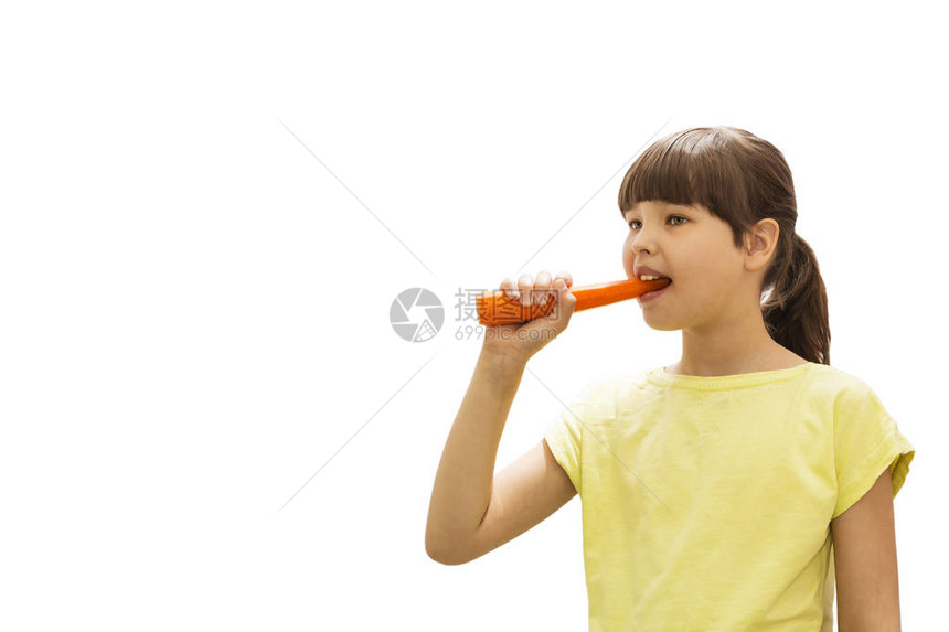 快乐的年轻女人吃胡萝卜图片