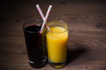 两杯新鲜的果汁用吸管图片