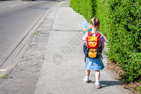 小女孩去上学第一天图片