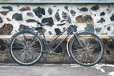 石墙背景的老旧自行车欧洲小镇下午1时图片