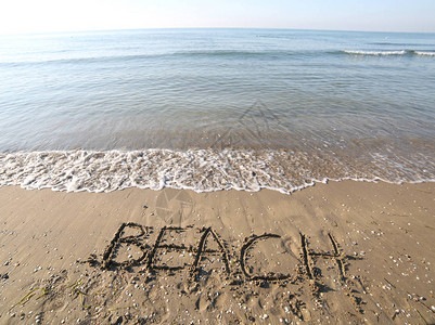 夏日沙滩上的大文字海滩和背景中的大海图片