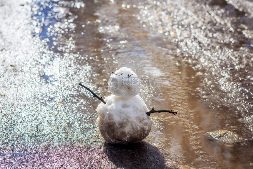 水坑背景中的雪人图片