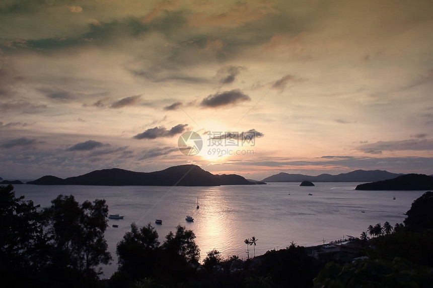 海上日落的黄昏图片