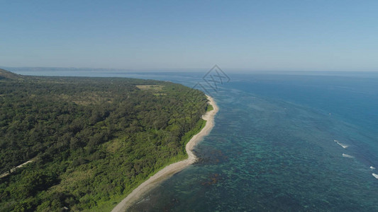 海滩泻湖和珊瑚礁的海滨鸟瞰图图片