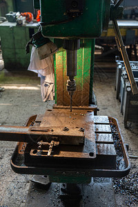 工厂车间金属加工的回转工业机械用图片