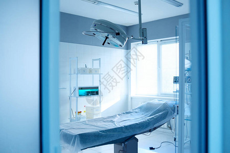 现代诊所的手术室和手术用灯图片