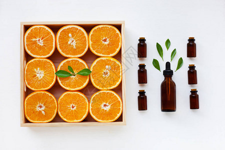 从橘子柑橘水果中抽出几瓶基本油新鲜橙子图片