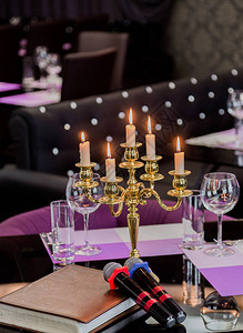 玻璃桌上的眼镜和烛台在一家餐厅里浪漫的场所卡拉图片