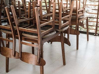 木制椅子在清洁地板餐厅的木制桌边上下图片