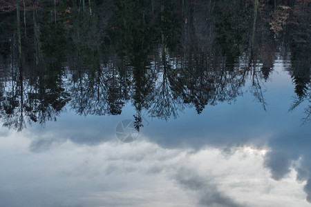 湖面上的云彩和树木倒影图片