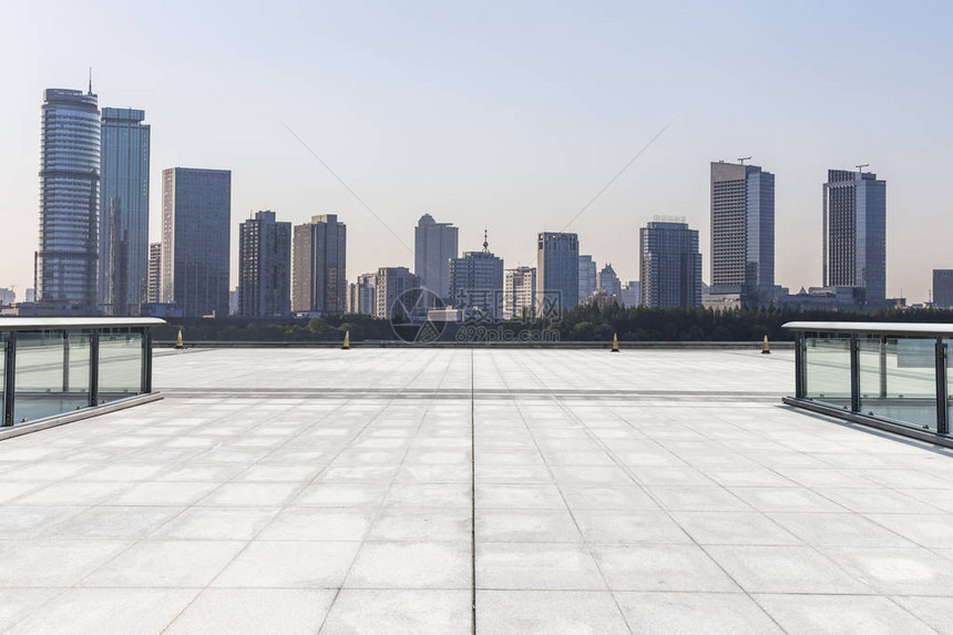 全景天线和现代商业办公大楼有空路空图片