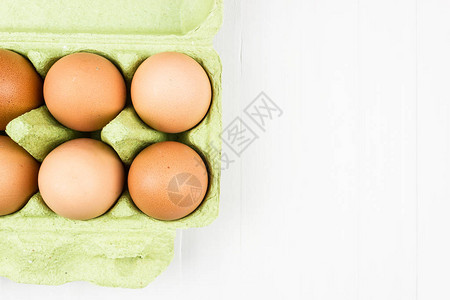 绿色纸箱中的鸡蛋图片