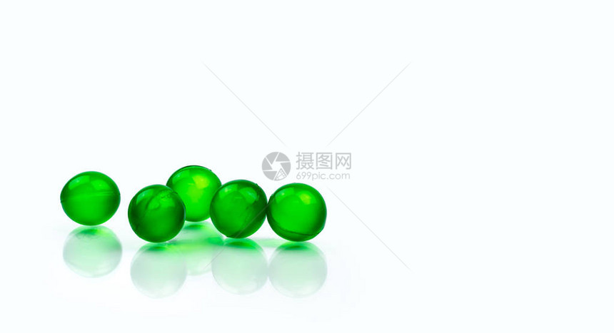 五个绿色圆形软胶囊丸隔离在白色背景与复制空间用于消化不良气体和酸度的阿育吠陀药物由印度薄荷油和留兰香图片
