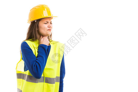 年轻女建筑师或工程师受喉咙痛颈部疼痛等感冒寒冷图片