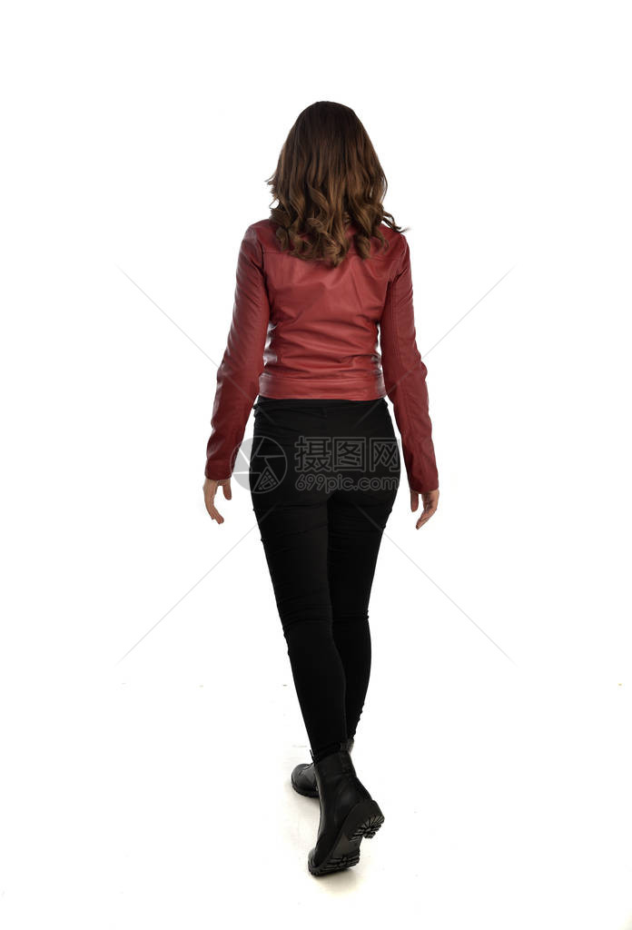 穿着红皮夹克牛仔裤和靴子的黑发女孩全长肖像图片